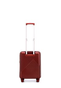 Harde koffer in metallic rood met een diagonaal geribbeld textuur, uitschuifbare aluminium handgreep en vier soepel rollende wielen.