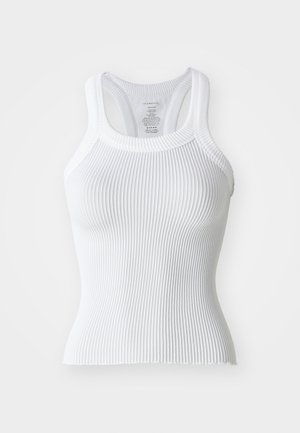 Hvit ribbet tanktopp med et tettsittende design, racerback-stropper og teksturert stoff. Rundet halslinning og nederkant med lett scallop-detalj.