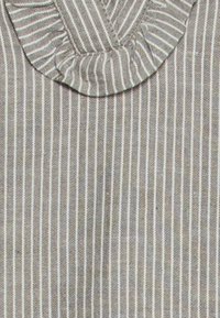 Tessuto a strisce con sottili linee bianche e beige, caratterizzato da un colletto arricciato e una superficie morbida e texturizzata.