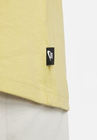 Nike Sportswear SPORTSWEAR PREMIUM ESSENTIALS - Top s dlhým rukávom - saturn gold