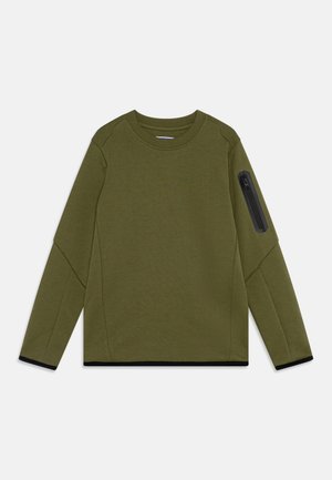 Felpa verde oliva con maniche lunghe, scollo rotondo e tasca con cerniera sul braccio sinistro. Rifinitura nera sull'orlo inferiore.