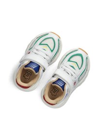 Witte sneakers van mesh en synthetisch leer, met groene en gele accenten, een klittenbandsluiting en een gestreepte blauwe voering.