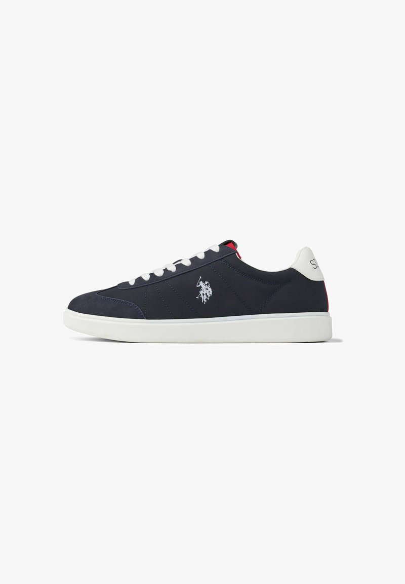 Baskets bleu marine avec lacets et semelle blancs, languette de talon blanche, et un petit logo joueur de polo blanc sur le côté.