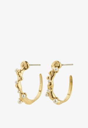 Pendientes de aro dorados con un diseño texturizado, que presentan pequeñas perlas blancas dispuestas en un patrón ondulado. Cierre con post.