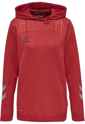 Czerwona bluza z kapturem z fakturowaną górą, z wzorem w diamenty i szarymi akcentami w kształcie chevron na rękawach. Wykonana z oddychającego materiału.