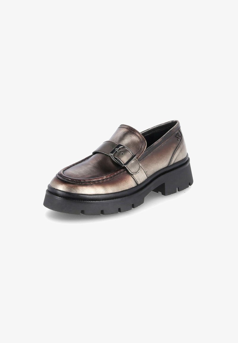 Metalen bronzen loafers met een textuurafwerking, voorzien van een decoratieve band en gesp, en een stevige zwarte rubberen zool.