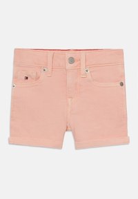 Różowe dżinsowe szorty z klasycznym pięciokieszeniowym designem. Posiadają podwinięty brzeg oraz małą naszywkę z logo na przedniej kieszeni. Akcenty w srebrnym kolorze.