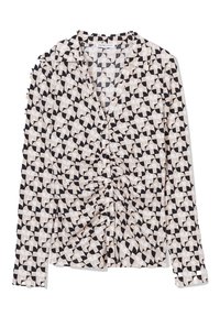 Camisa de botones de manga larga con un patrón geométrico en beige, negro y blanco, y detalles de fruncido en la parte delantera.