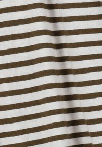 Tissu rayé brun et blanc avec des lignes horizontales uniformément espacées. La texture semble douce et légère.