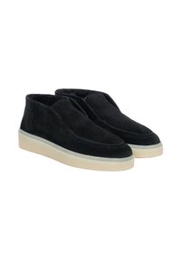 Zwarte suede enkellaarsjes met een zachte textuur, voorzien van een ronde neus en een crèmekleurige rubberen zool. Instapontwerp met stiksels.