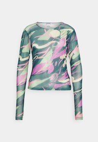 Langærmet, cropped top lavet af gennemsigtigt stof med et abstrakt, farverigt mønster i pink, grøn og teal. Rund halsudskæring.