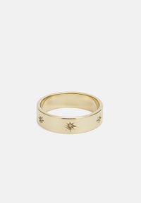 Anillo de banda de oro con un acabado suave, que presenta tres motivos de estrella, cada uno con una piedra central incrustada para un brillo, creando un contraste texturizado.