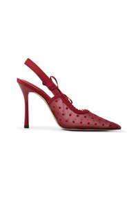 Zapato de tacón tipo slingback de malla roja con patrón de lunares, punta afilada y alto tacón de aguja. Presenta un borde de encaje y una correa de tela para un ajuste seguro.