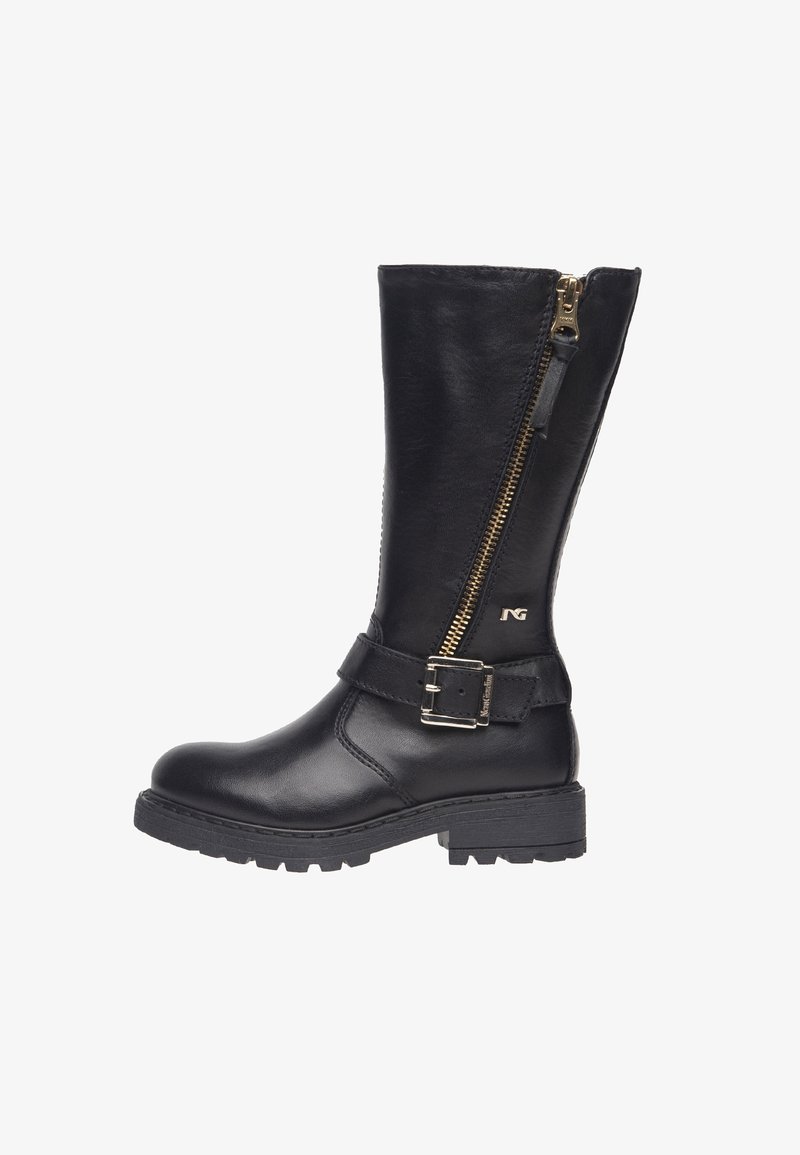 Botte noire haute jusqu'au genou en cuir, avec une fermeture éclair latérale et une sangle à boucle près de la cheville. Semelle en caoutchouc épaisse avec détails texturés.