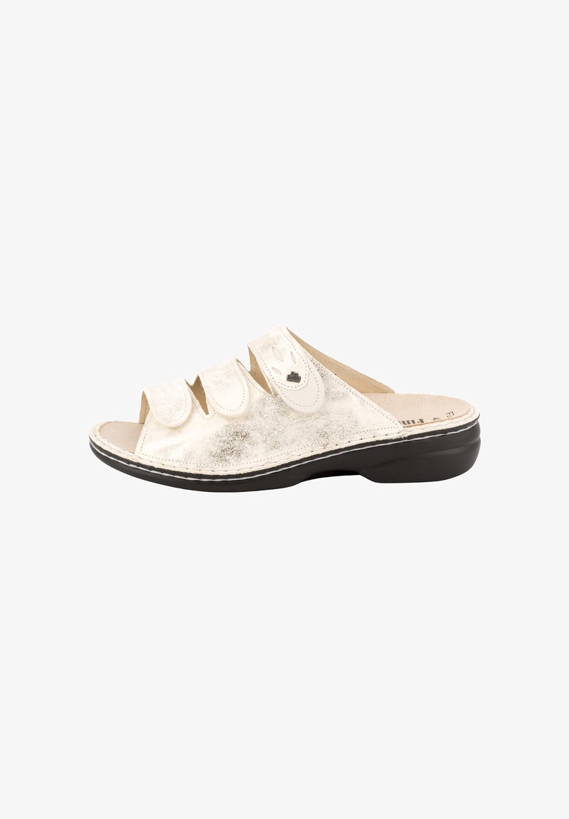 Sandale blanche à bout ouvert avec trois brides velcro réglables et une semelle noire rembourrée conçue pour le confort et le soutien.