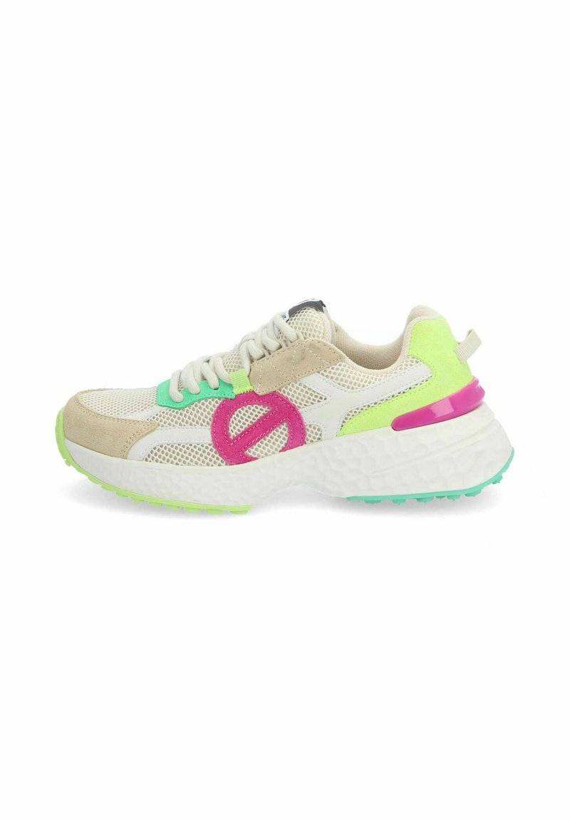 Sneaker sportivo con upper in mesh e suede beige, con accenti verde neon, un logo rosa e una suola bianca testurizzata con trazione.