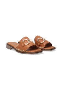 Brune læderslide sandaler med en bred rem og dekorative metalringe, sat på en flad sål med subtile syninger.