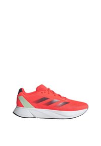 Chaussure de course en mesh rouge vif avec une semelle blanche, des bandes Adidas noires et un accent vert sur le talon, vue de côté.