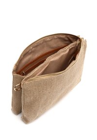Beige stoffen tas met twee compartimenten, gouden rits en beige voering. Geweven buitenkant met een gladde afwerking, voorzien van een metalen accentlus.