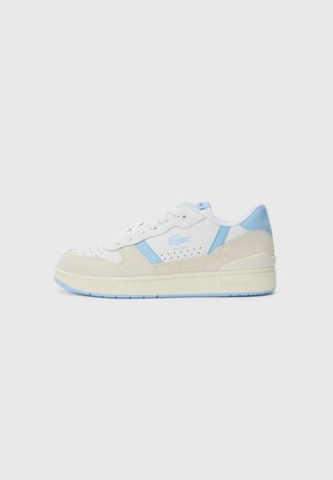 Sneaker bianche e azzurre chiare realizzate in materiali suede e pelle, con dettagli perforati, colletto imbottito e suola in gomma testurizzata.