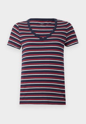 T-shirt bleu marine à col en V, manches courtes, avec des rayures horizontales blanches, rouges et bleu clair.