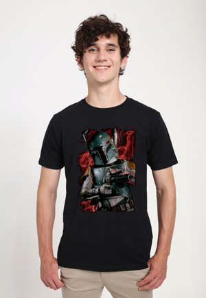 Camiseta negra de algodón con un gráfico de Boba Fett con armadura verde y bláster, acentuada por elementos de diseño en rojo y negro.