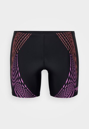 Shorts de bain noirs avec un motif dégradé de formes géométriques orange et rose, conçus pour la performance avec une texture lisse.