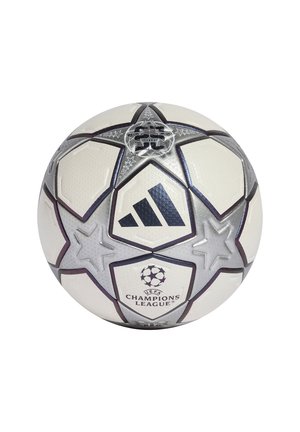 Balón de fútbol Adidas UEFA Champions League blanco y plateado con patrones de estrellas y marcas de logo negras.