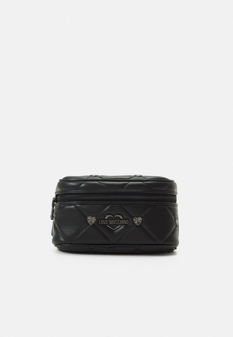 Borsa cosmetica nera trapuntata con chiusura a zip, dettagli a forma di cuore e logo "Love Moschino" in argento. Design compatto e rettangolare.