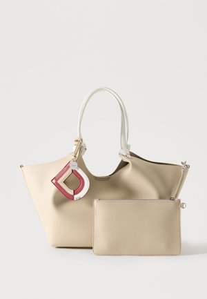 Beige Ledertasche mit doppelten weißen Griffen, rotem und weißem Leder-Schlüsselanhänger und passendem beigen abnehmbaren Reißverschlussbeutel.