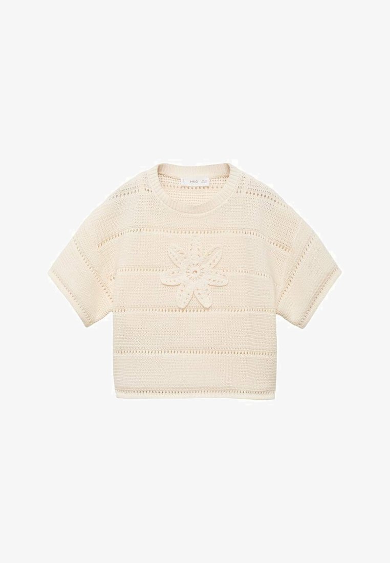 Krate v slogu kratkih rokavov v kremni barvi, ki ima vodoravne črte in cvetlično aplikacijo osredotočeno spredaj, teksturiran pleten vzorec.