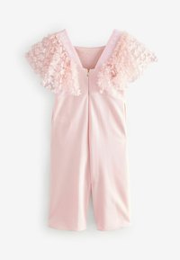 Roze jumpsuit van gladde stof, met doorzichtige ruffles met bloemetjespatroon aan de mouwen en een rits aan de achterkant. Eenvoudig, kort ontwerp.