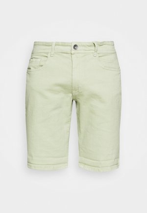 Lichtgroene denim shorts met een tailleband, vijfzakkenontwerp en omslagen aan de zoom. Glad oppervlak met subtiele stiksel details.