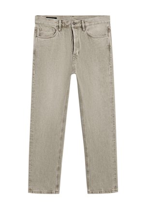 Beżowe jeansy o prostych nogawkach z pięcioma kieszeniami i zapięciem na guzik i zamek błyskawiczny, wyłożone na płasko na białym tle.