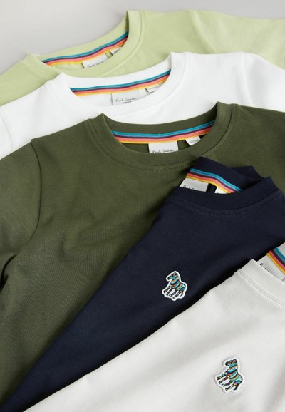 Fire crew-neck t-shirts i olivengrøn, hvid, marineblå og lysegrøn. Hver t-shirt har en farverig stribet krave og en lille broderet zebra.