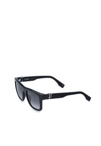 Lunettes de soleil rectangulaires noires avec verres dégradés foncés et branches fines texturées arborant un logo argenté "P" près des charnières.