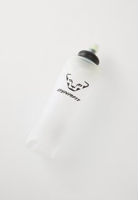 Läbipaistev plastist joogipudel, millel on must logo, must kork ja roheline puhv. On loodud kergesti haaratavaks ja kaasaskantavaks.