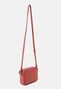 Borsa a tracolla rossa in pelle con finitura texture, forma rettangolare, tracolla regolabile e dettagli in metallo dorato. Chiusura con zip nella parte superiore.
