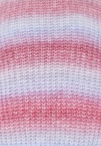 Strickstoff mit horizontalen Streifen in Farbverläufen von Pink, Rot und Hellblau. Weiche Textur mit sichtbaren Nähdetails.