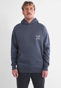 Sweat à capuche bleu marine en tissu doux, doté d'une poche avant et d'un petit motif floral sur la poitrine. Capuche réglable avec cordon de serrage.