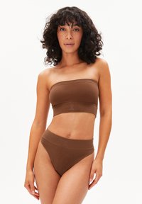 Bruine geribbelde bandeautop gecombineerd met hoge taille bikinibroekjes, beide in een naadloos ontwerp. Zachte stof met een licht gestructureerde afwerking.