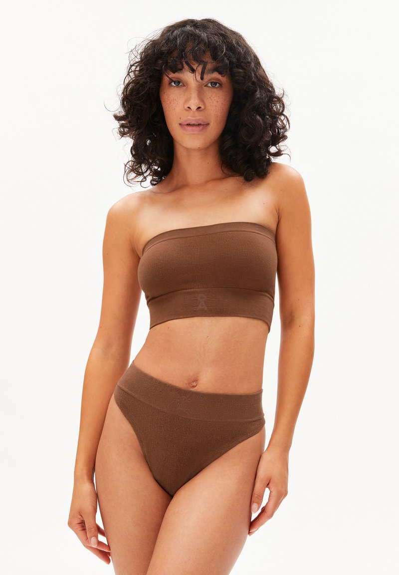 Bruine geribbelde bandeautop gecombineerd met hoge taille bikinibroekjes, beide in een naadloos ontwerp. Zachte stof met een licht gestructureerde afwerking.