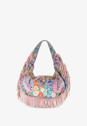 Torba materiałowa w stylu boho z kolorowymi haftowanymi kwiatami, różowymi skórzanymi frędzlami wzdłuż krawędzi oraz biżuteryjną klamrą na środku.