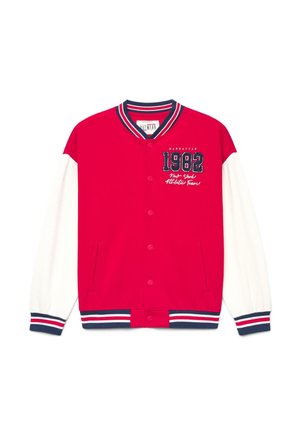 Veste varsity rouge avec manches blanches, col et poignets rayés bleu marine et rouge, fermeture par boutons, et texte "1982 Manhattan New York Athletic Team" sur la poitrine.