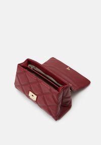Steve Madden BVOLTURI - Skuldertasker - crimson