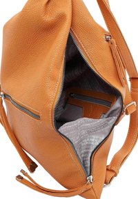 Sac à main en cuir beige avec une fermeture éclair argentée ouverte pour montrer l’intérieur en tissu gris et une petite poche zippée à l’intérieur.
