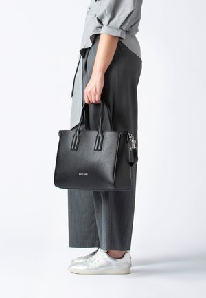 Schwarze handgefertigte Lederhandtasche mit doppelten Obergriffen, silbernem Zubehör und einem abnehmbaren Schultergurt. Schlankes Design und strukturierte Form.