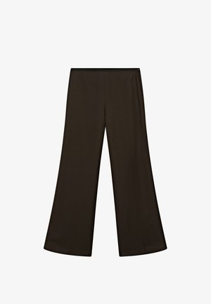 Pantaloni a gamba larga in tessuto marrone scuro, caratterizzati da una texture liscia e da una vita elastica per il comfort. Nessun motivo visibile o elementi metallici.