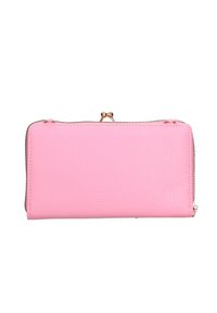 Portafoglio in pelle rosa con una finitura textured, chiusura con zip e un accento in ottone dorato. Forma rettangolare con bordi cuciti.