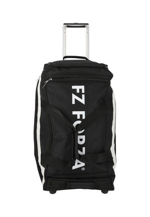 Sort duffelbag med hvide accenter, prydet med "FZ FORZA" logo, hjul og teleskopisk håndtag. Mand iført en hvid zip-up hoodie og sorte bukser.
